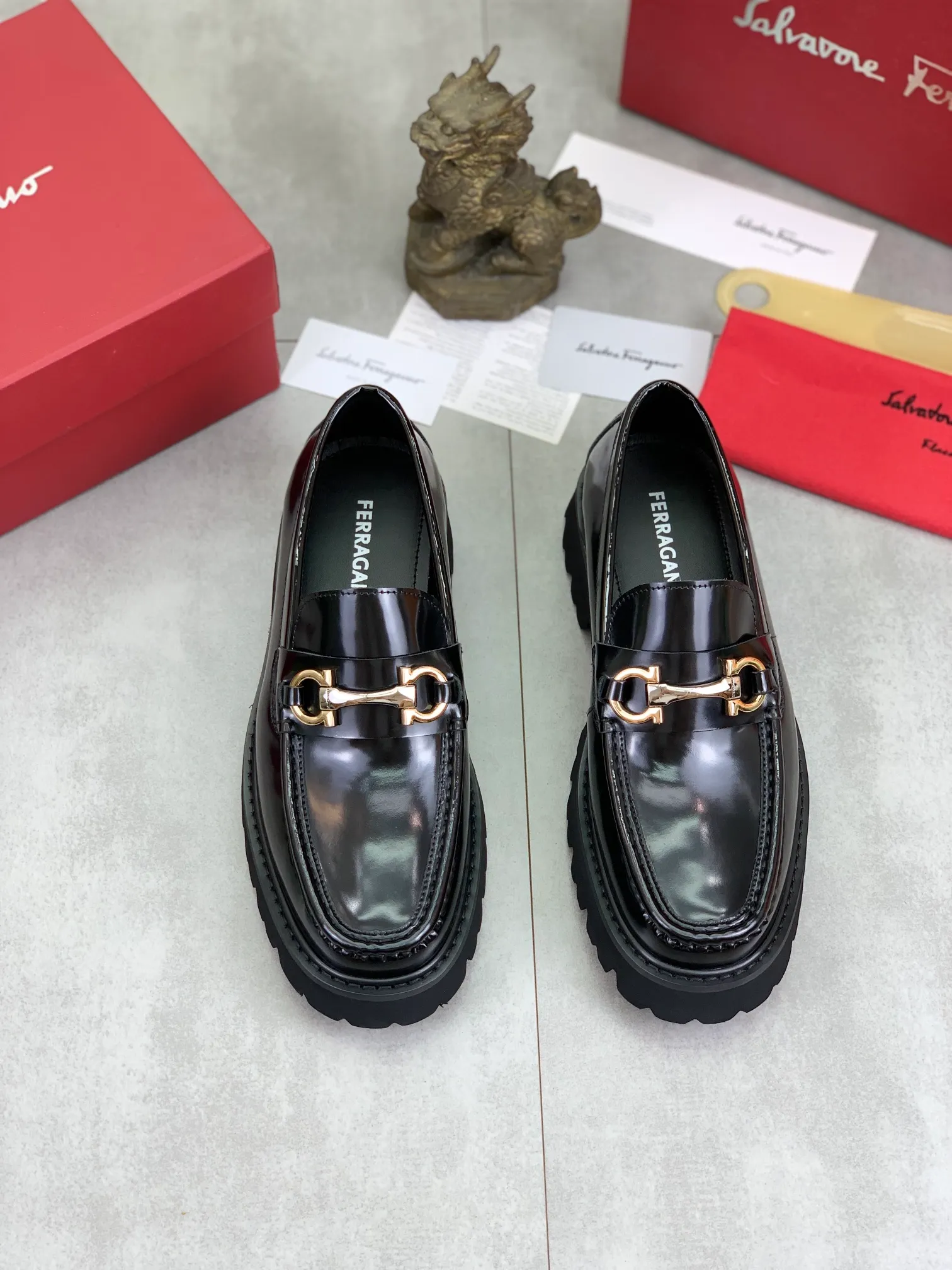 Men's Men's Shoes 💰P460💰[New Style] Water-dyed Niuli 🆘[Salvatore Ferragamo] Ferragamo's latest casual business leather shoes for men! Available at counters simultaneously! The fabric is made of specially imported original calfskin, the lining is made of imported water-dyed cowhide, and the original lightweight foam outsole is absolutely luxurious and leads the fashion trend. Matching code: 38-45; 3️⃣ colors available